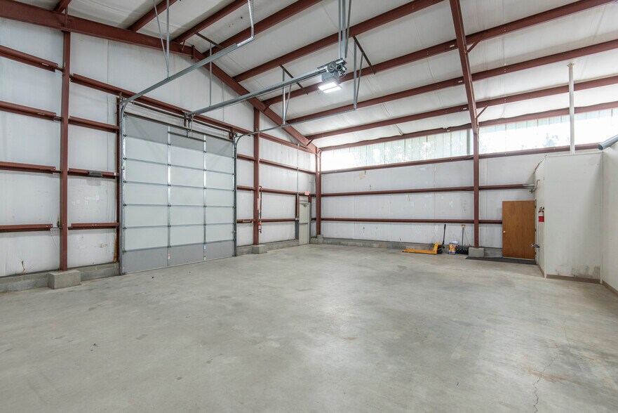 More Photos Of 19 Davidson Ln, New Castle Warehouse For Lease