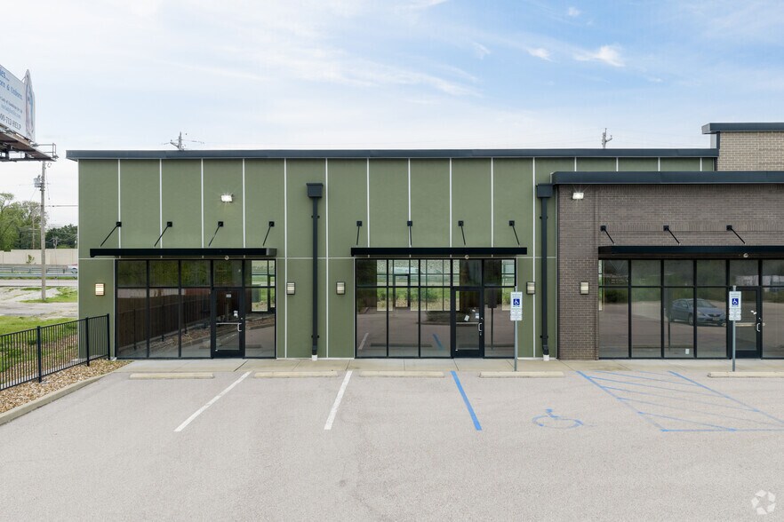 More Photos Of 1560 Veterans Memorial Pkwy, Saint Charles Unknown For Lease