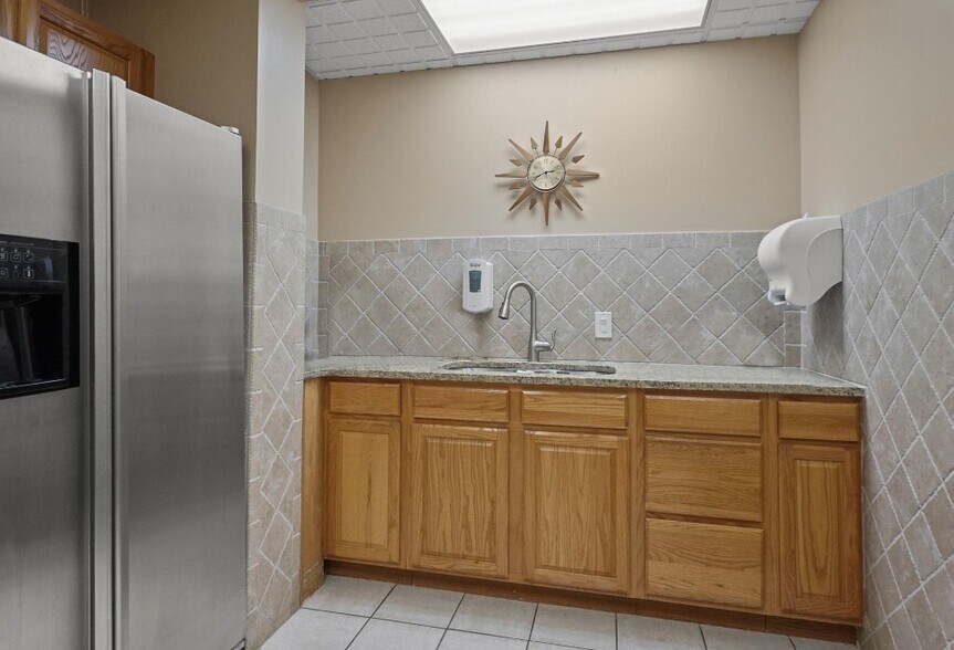 More Photos Of 33604 Grand River Ave, Farmington Office For Sale