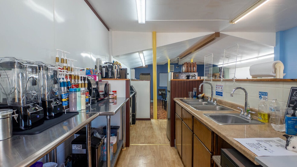 More Photos Of 385 Main St, Mammoth Spring General Retail For Sale