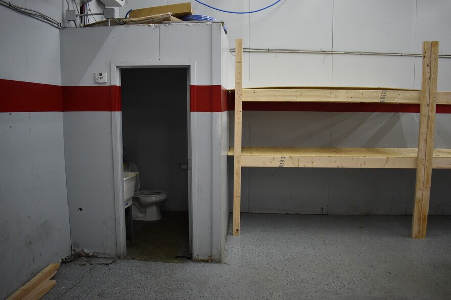 More Photos Of 831-841 Industrial Dr, Yukon Light Manufacturing For Sale