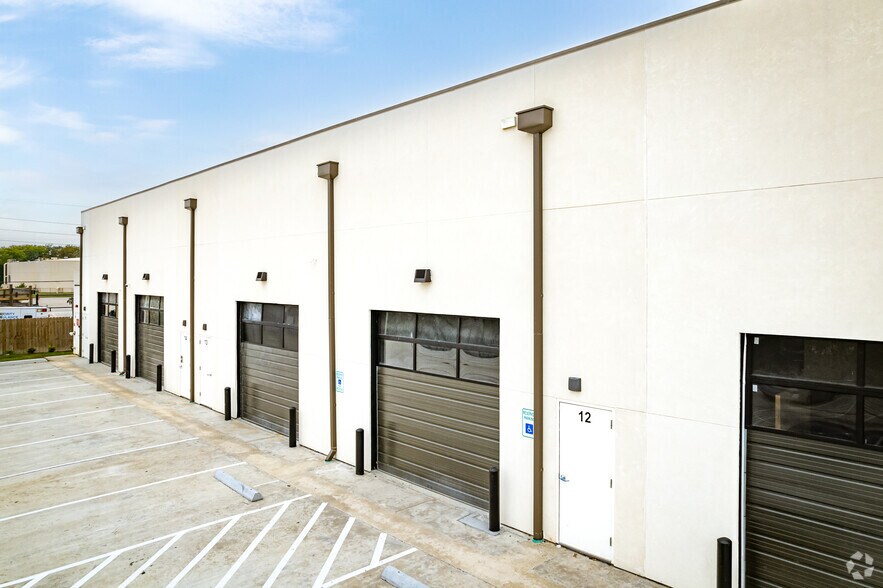 More Photos Of 4227 S Main St, Stafford Light Manufacturing For Lease