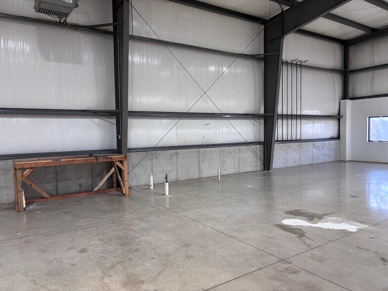 More Photos Of 2785 Klondike Rd, West Lafayette Showroom For Lease