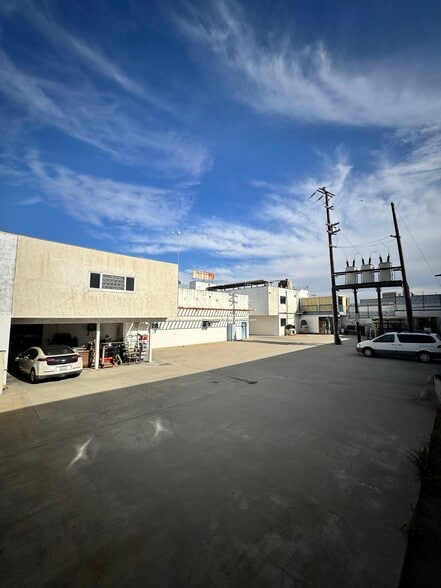 More Photos Of 15954-15958 Arminta St, Van Nuys Warehouse For Lease