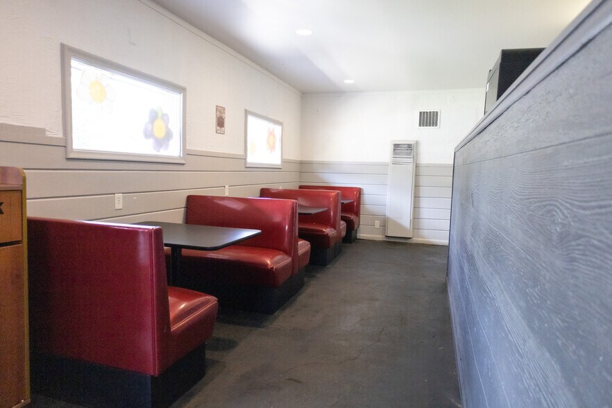 More Photos Of 104 S Main St, Centerville Restaurant For Sale