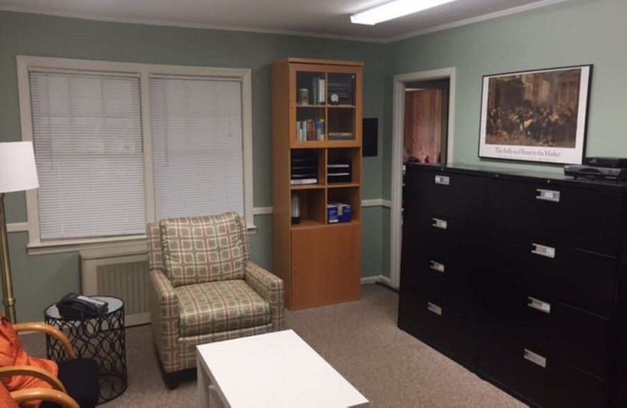 More Photos Of 226 E Main St, Huntington Office For Lease