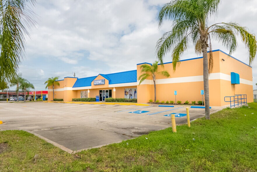 More Photos Of 1210 10th St E, Palmetto Freestanding For Lease