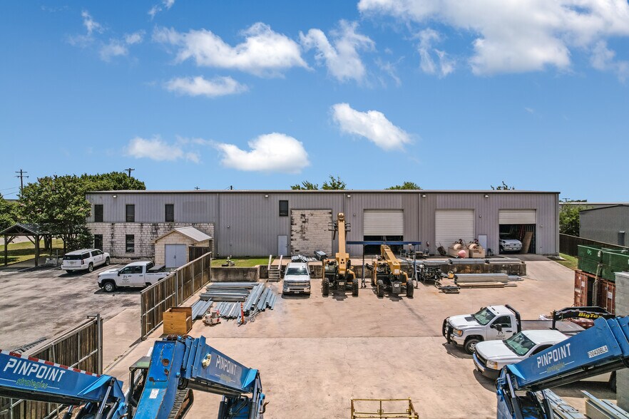 More Photos Of 271 Commercial Dr, Buda Warehouse For Sale
