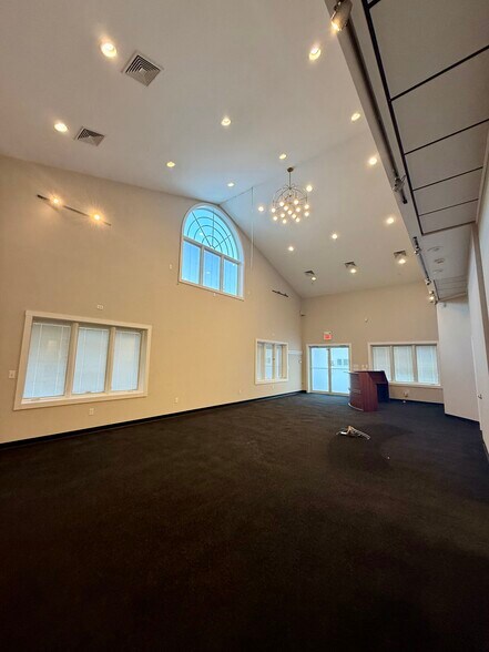 More Photos Of 1376 US Route 1, Cape Neddick Freestanding For Sale