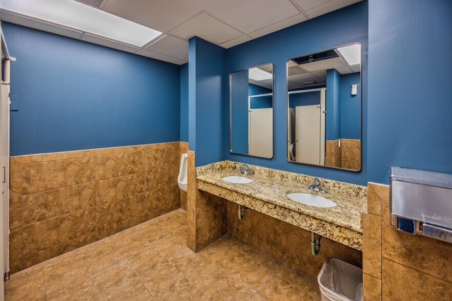 More Photos Of 6912 Main St, Downers Grove Unknown For Lease