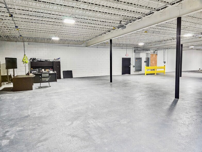 More Photos Of 1120 N Blairs Bridge Rd, Lithia Springs Showroom For Sale