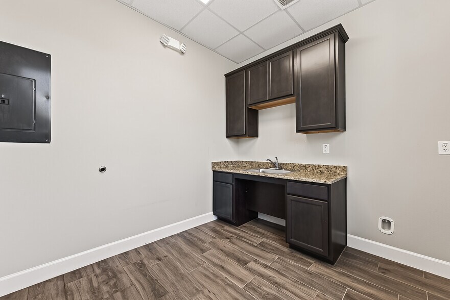 More Photos Of 2743 Imperia Dr, Sugar Land Medical For Sale