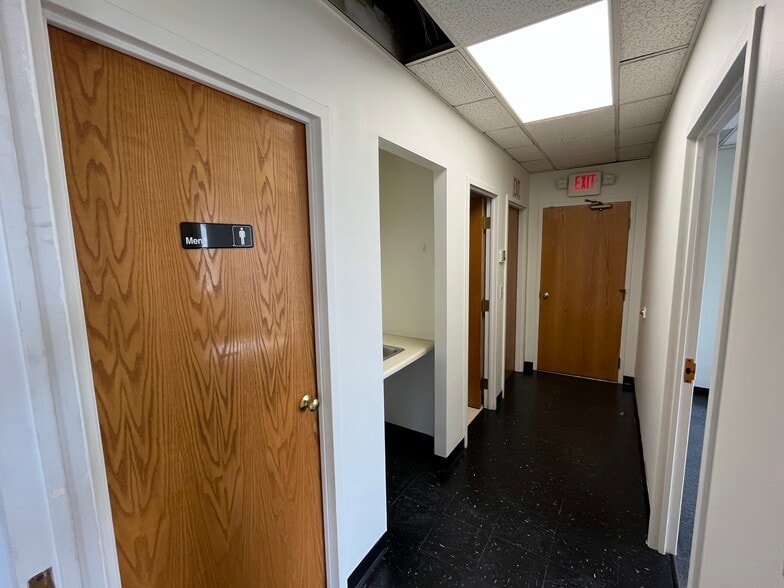 More Photos Of 108 Clematis Ave, Waltham Unknown For Lease