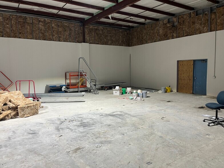 More Photos Of 2728 84th St, Omaha Warehouse For Lease