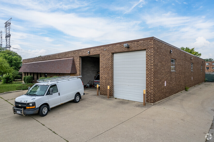 Primary Photo Of 294 Commonwealth Dr, Carol Stream Industrial For Lease