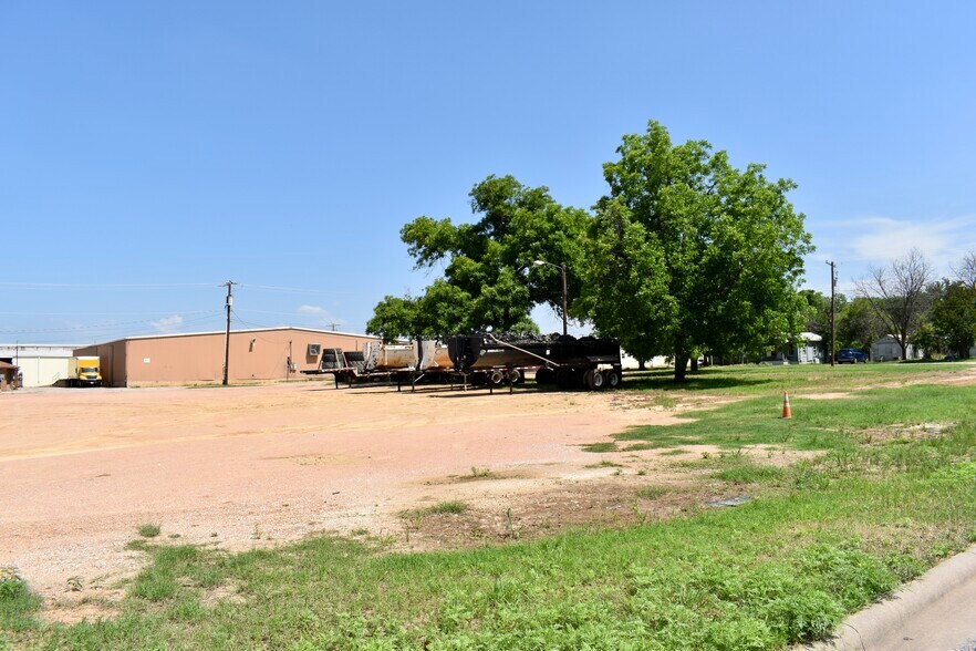 More Photos Of 1009 2nd st, Brady Industrial For Sale