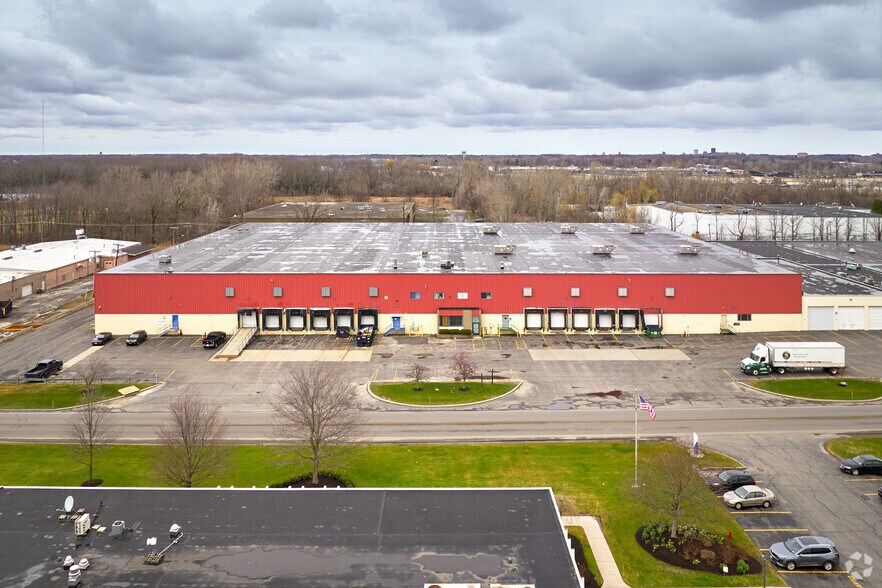 More Photos Of 80 Commerce Dr, Rochester Warehouse For Lease