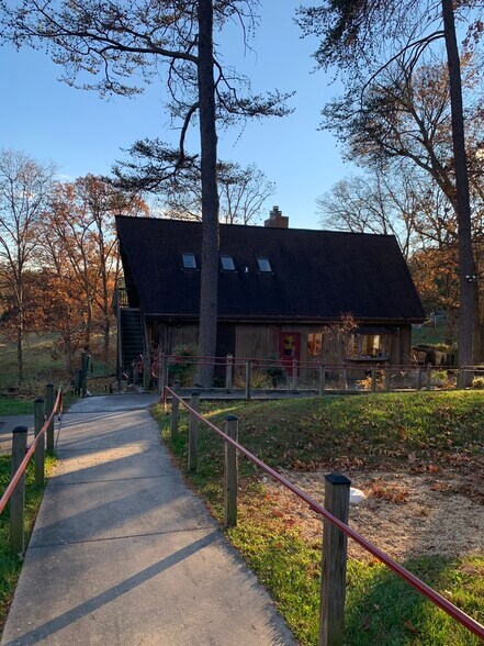 More Photos Of 16913 Germantown Rd, Germantown Religious Facility For Lease