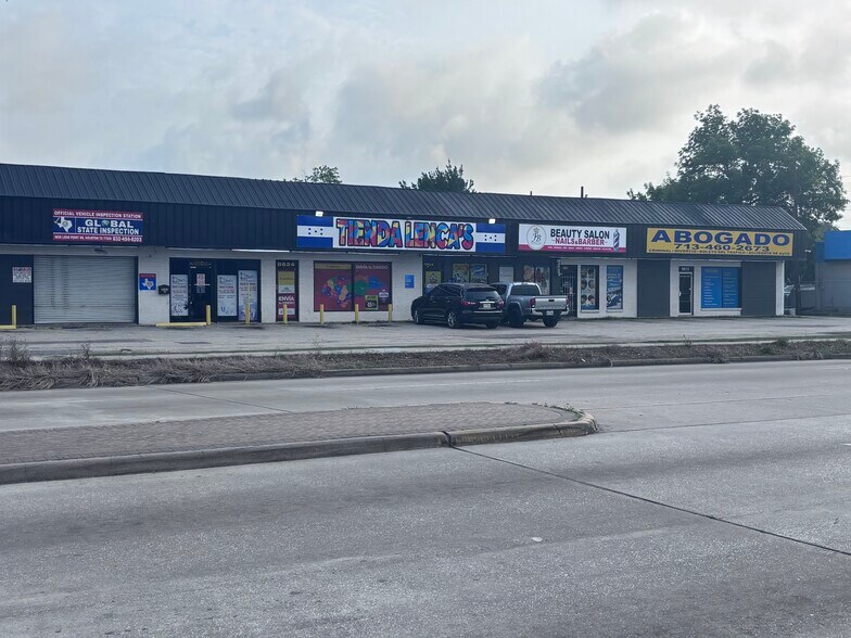 More Photos Of 8612-8632 Long Point Rd, Houston Storefront Retail Office For Sale