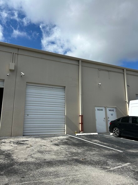 More Photos Of 14000-14046 NW 82nd Ave, Miami Lakes Light Distribution For Lease