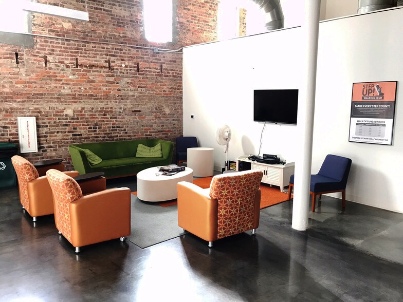 More Photos Of 1525 Hendry St, Fort Myers General Retail For Sale