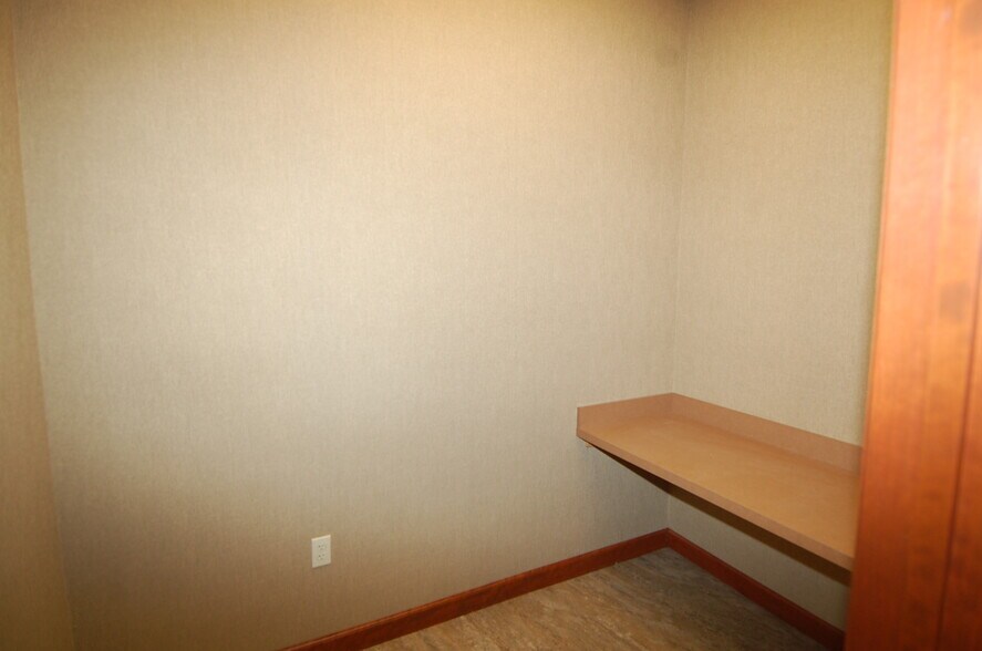 More Photos Of 640 Highway 1 W, Iowa City Office For Sale