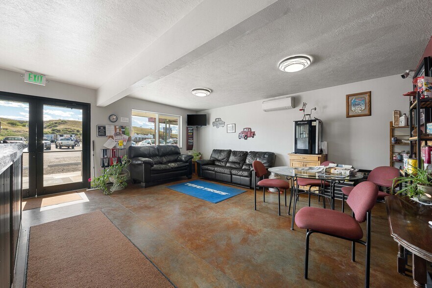 More Photos Of 402 N Pyfer St, Whitehall Office For Sale