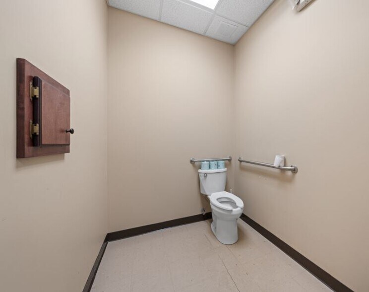 More Photos Of 781 Weatherly Dr, Clarksville Medical For Sale