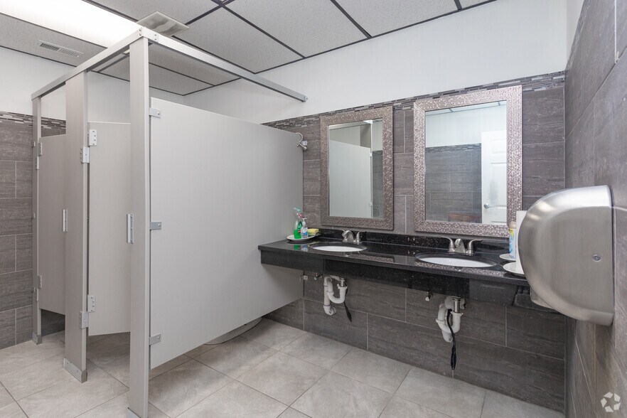 More Photos Of 2407 E Oakton St, Arlington Heights Office For Sale