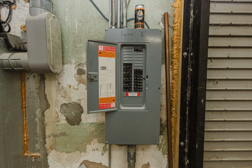 More Photos Of 830 N Kansas Ave, Topeka Bar For Sale