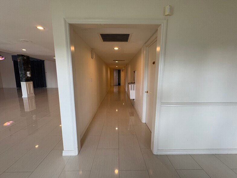 More Photos Of 5750 Swift Rd, Sarasota Freestanding For Lease