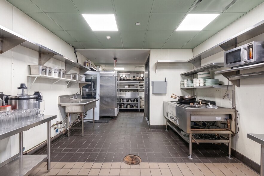 More Photos Of 24 Navy Pier Ct, Staten Island Restaurant For Lease