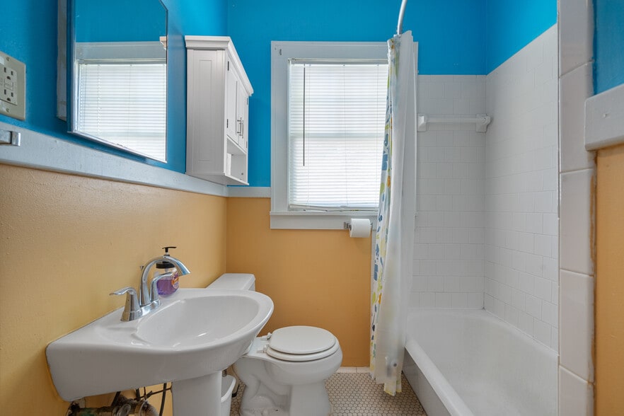 More Photos Of 107 Barry St, Hot Springs Medical For Sale