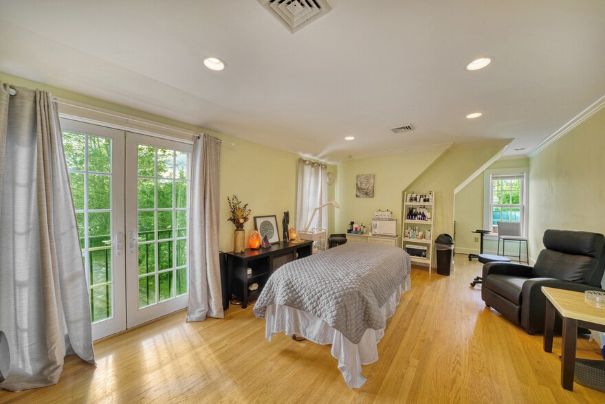More Photos Of 207-209 Main St, New London Freestanding For Sale