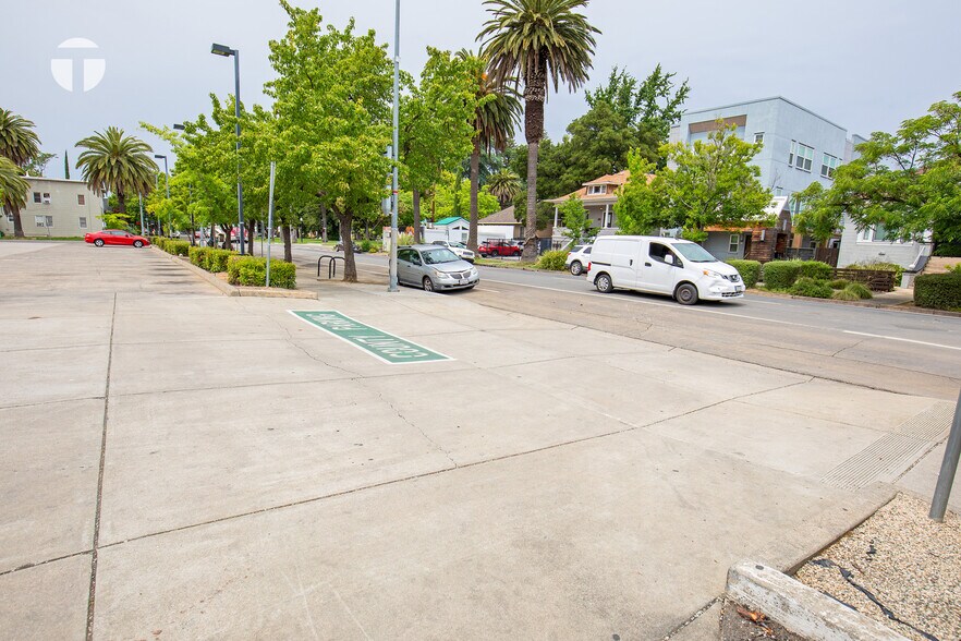 More Photos Of 2828 Q St, Sacramento General Retail For Lease