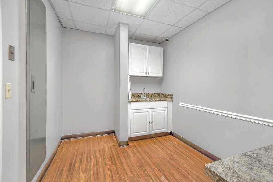 More Photos Of 949 Lane Ave S, Jacksonville Medical For Lease