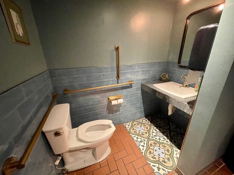 More Photos Of 2246 Larimer St, Denver Storefront For Sale