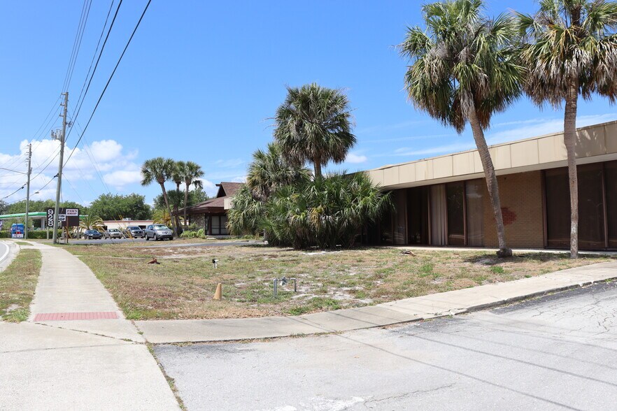 More Photos Of 940 Deltona Blvd, Deltona Bank For Sale