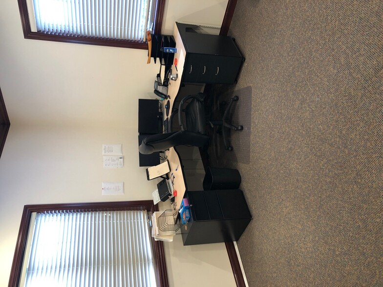 More Photos Of 5031 Forest Dr, New Albany Medical For Sale