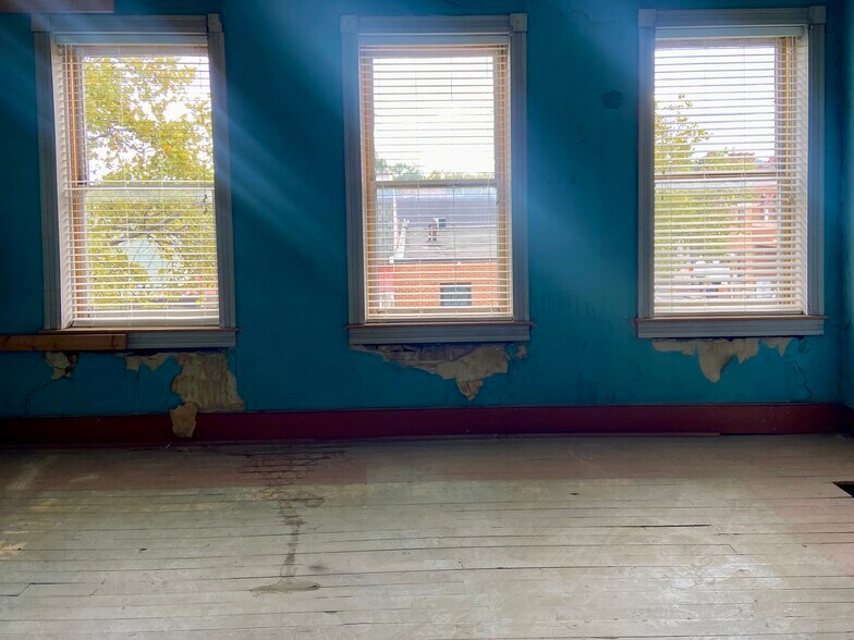 More Photos Of 48 W Boscawen St, Winchester Storefront Retail Office For Sale