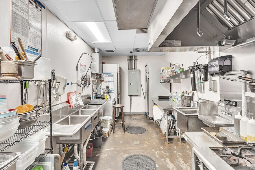 More Photos Of 20-30 NW 34th St, Miami Storefront Retail Office For Lease