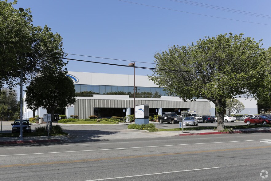 More Photos Of 15025-15055 Oxnard St, Van Nuys Warehouse For Lease