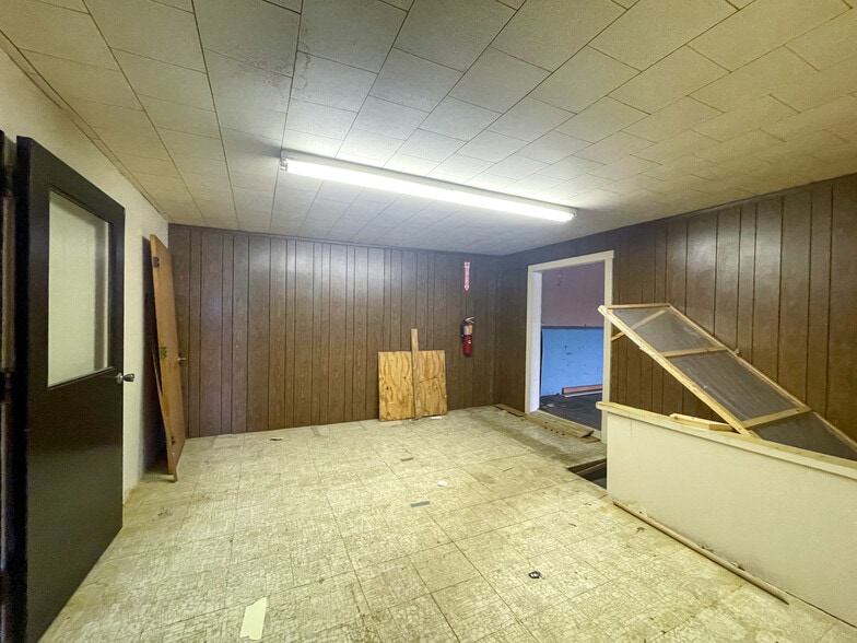 More Photos Of 2303 SE 14th St, Des Moines Warehouse For Lease