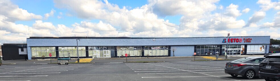 More Photos Of 200-400 N Galleria Dr, Middletown Unknown For Lease