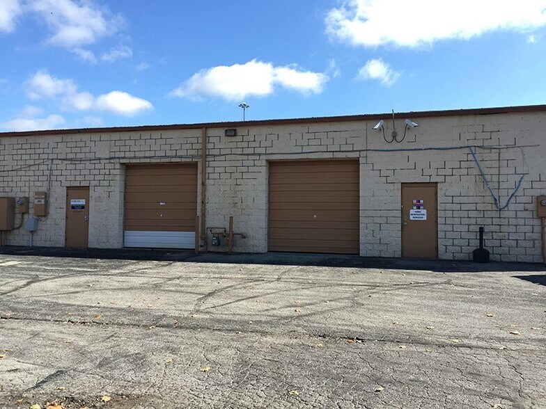 More Photos Of 8455 Castlewood Dr, Indianapolis Unknown For Lease