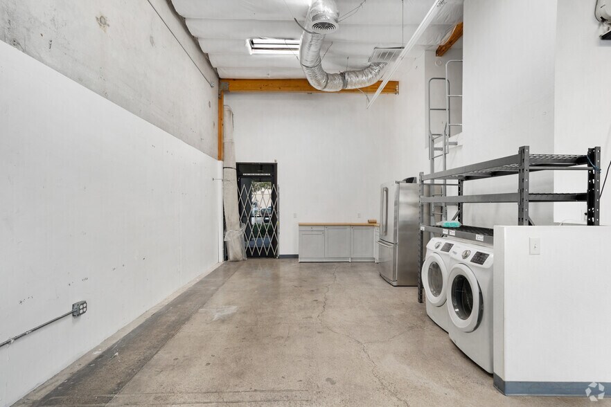 More Photos Of 2862 Walnut Ave, Tustin Flex For Lease