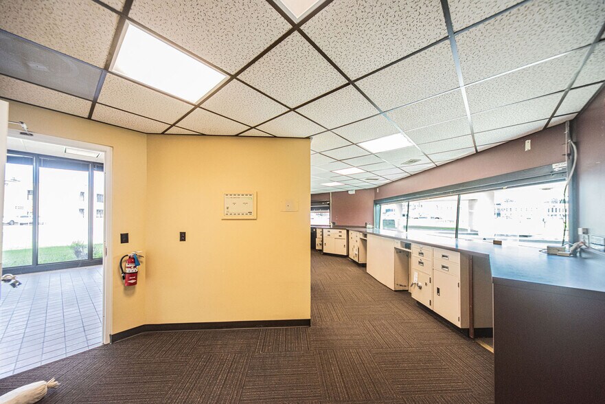 More Photos Of 325 Washington St, Paducah Bank For Lease