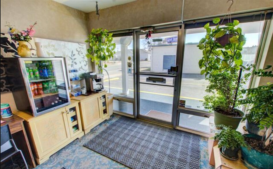 More Photos Of 302 6th Ave S, Clinton Hotel For Sale