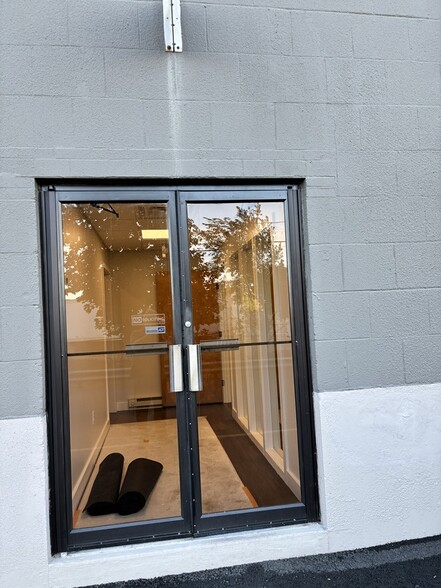 More Photos Of 4 Railroad Ave, Wakefield Flex For Lease