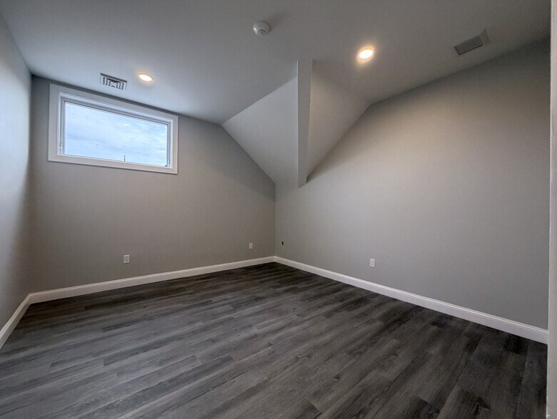 More Photos Of 2 Peter Rd, Bristol Land For Lease